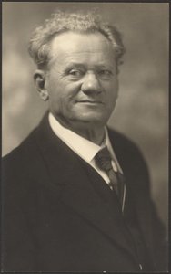 [Portret van een man in zwart gestreept pak].