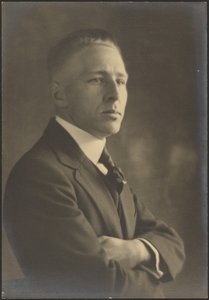 [Portret van een man met gekruiste armen].