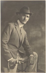 [Portret van een man met stok en handschoenen]. door Louis Fleckenstein