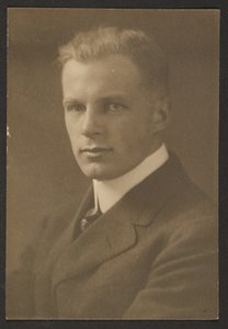 [Portret van een man met een coupe]. door Louis Fleckenstein