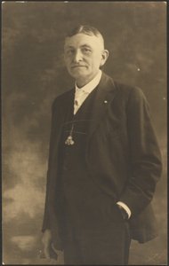 [Portret van een man met een sierlijke horlogehanger]. door Louis Fleckenstein