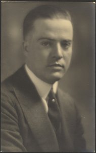 [Portret van een man met parel dasspeld].