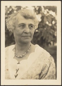[Portret van een vrouw]. door Louis Fleckenstein