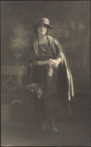 [Portret van een vrouw leunend op een bank]. door Louis Fleckenstein