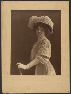 [Portret van een vrouw met paraplu].