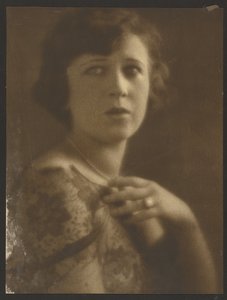[Portret van een vrouw met een kanten topje]. door Louis Fleckenstein