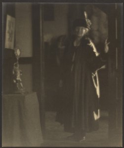 [Portret van een vrouw in de deuropening]. door Louis Fleckenstein