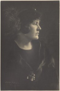 [Portret van een vrouw in een bontmantel]. door Louis Fleckenstein