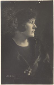 [Portret van een vrouw in een bontmantel].