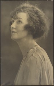 [Portret van een vrouw in bont (niet zichtbaar)]