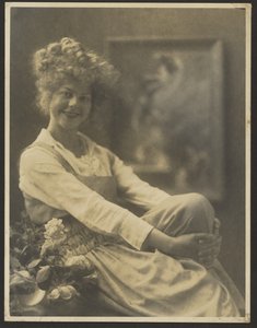 [Portret van een vrouw in pinafore met bloemen].
