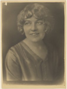 [Portret van een vrouw in een satijnen hemd]. door Louis Fleckenstein