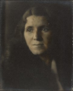 [Portret van een vrouw in de schaduw]. door Louis Fleckenstein