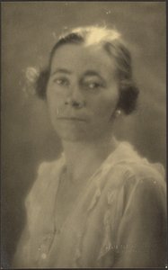 [Portret van een vrouw in witte blouse]