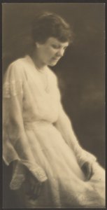 [Portret van een vrouw in een witte jurk met kant].