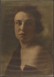 [Portret van een vrouw met blote schouders]. door Louis Fleckenstein