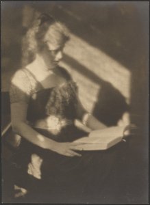 [Portret van een vrouw met boek]. door Louis Fleckenstein