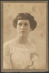 [Portret van een vrouw met bloemen op haar jurk].