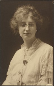 [Portret van een vrouw met bril en parels]
