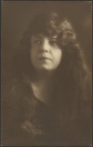 [Portret van een vrouw met haar naar beneden].