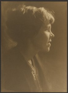 [Portret van een vrouw met loshangend haar]. door Louis Fleckenstein