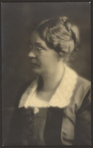 [Portret van een vrouw met open boek (uitsnede)].