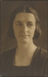 Portret van een vrouw met gestreept jasje