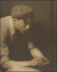 [Portret van een jonge man die een briefje schrijft] door Louis Fleckenstein