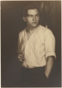 [Portret van een jonge man in gestreept shirt met sigaret]. door Louis Fleckenstein