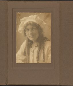 [Portret van een jonge vrouw in een matrozenpakje].