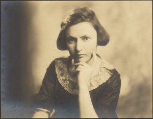 [Portret van een jonge vrouw met kanten kraag].