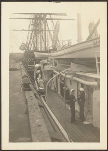 [Scheepsdek met matrozen].