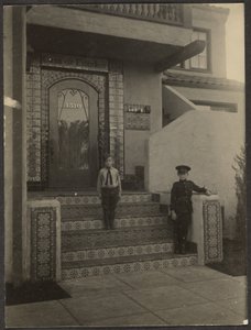 [Twee jongens voor Fleckensteins studio in Long Beach]