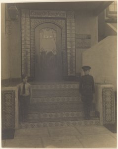 [Twee jongens voor Fleckensteins studio in Long Beach, CA].