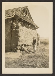 [Twee mannen bij afbrokkelend huisje]. door Louis Fleckenstein