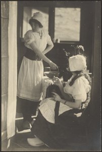 [Twee vrouwen gekleed in Nederlandse klederdracht].
