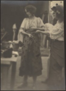 [Twee vrouwen in studio]. door Louis Fleckenstein