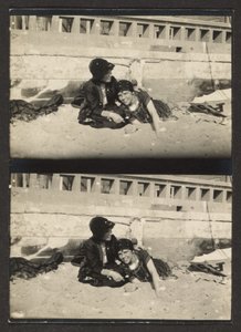 [Twee vrouwen op strand, opnieuw gefotografeerd]