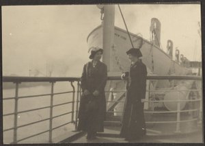 [Twee vrouwen op een pier].