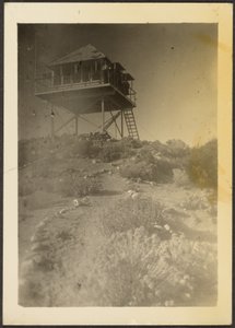 [Uitkijktoren in landschap]. door Louis Fleckenstein