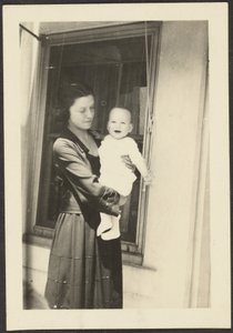 [Vrouw die lachende baby vasthoudt].