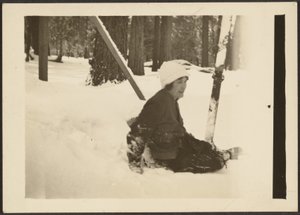 [Vrouw zittend in de sneeuw]. door Louis Fleckenstein