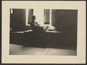 [Vrouw zit in raam]. door Louis Fleckenstein
