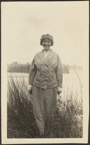 [Vrouw staat in het riet]. door Louis Fleckenstein