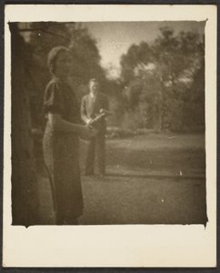 [Vrouw en man in park].