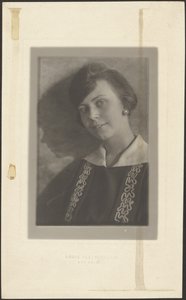 [Vrouw in jurk met golvende biezen]. door Louis Fleckenstein