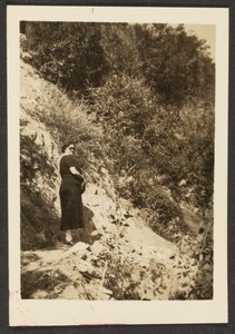 [Vrouw op de heuvel].