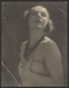 [Vrouw met kralenketting]