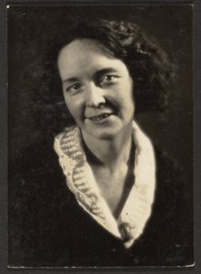 Vrouw met geborduurde kraag