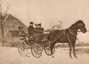 Mannen en vrouwen in een door paarden getrokken koets, 1937